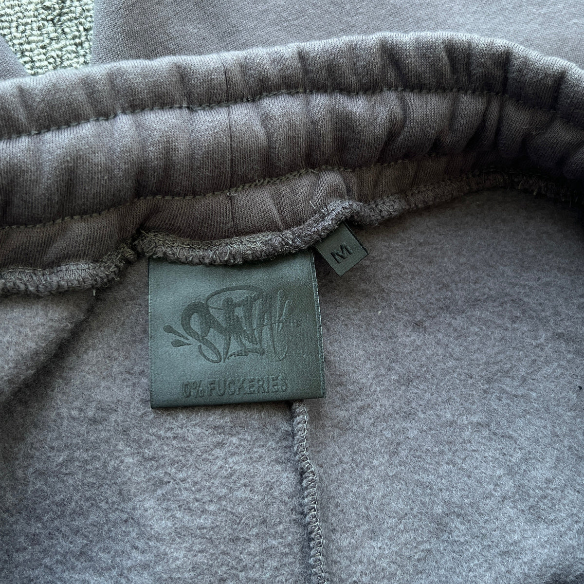 SYNA WORLD OG SYNA TRACKSUIT (DARK GREY)