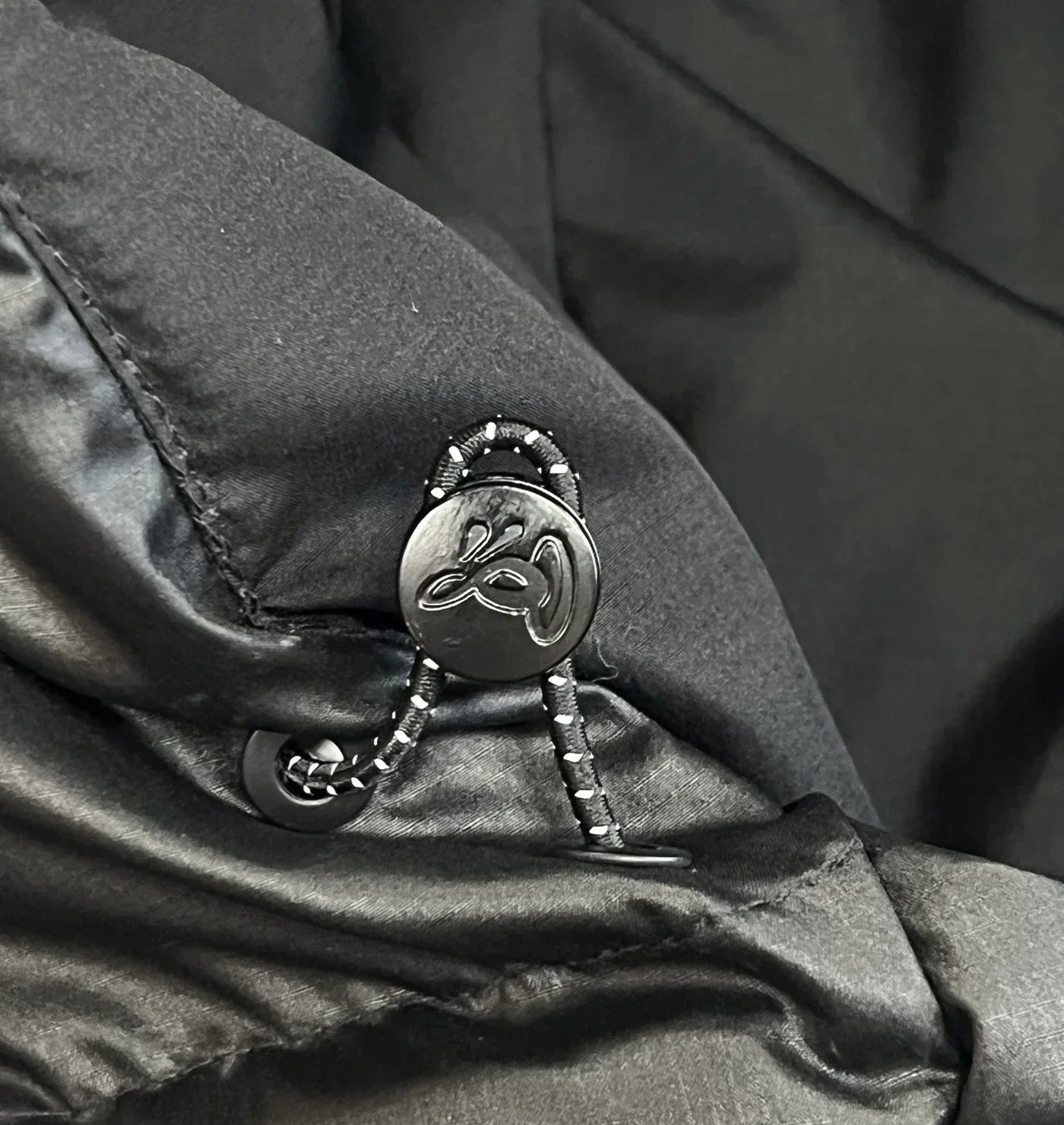 SYNA WAVE PUFFER JACKET (BLACK)