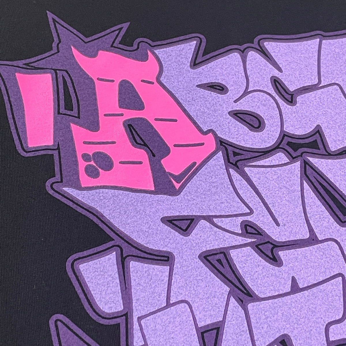 SYNA GRAF PRINTED TEE (BLACK/PURPLE)